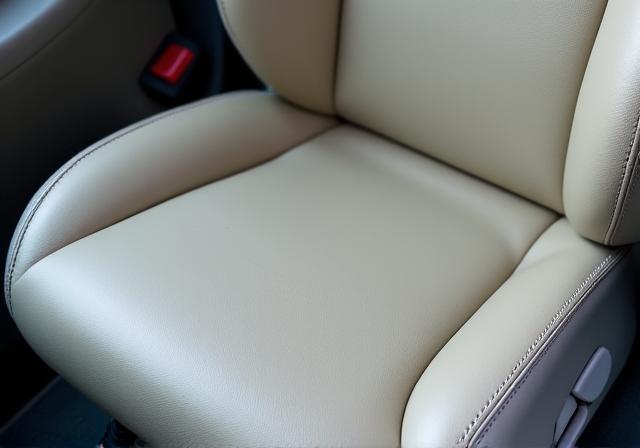 오염이 심했던 자동차 실내 시트의 전후 비교 사진 - 이후 상태